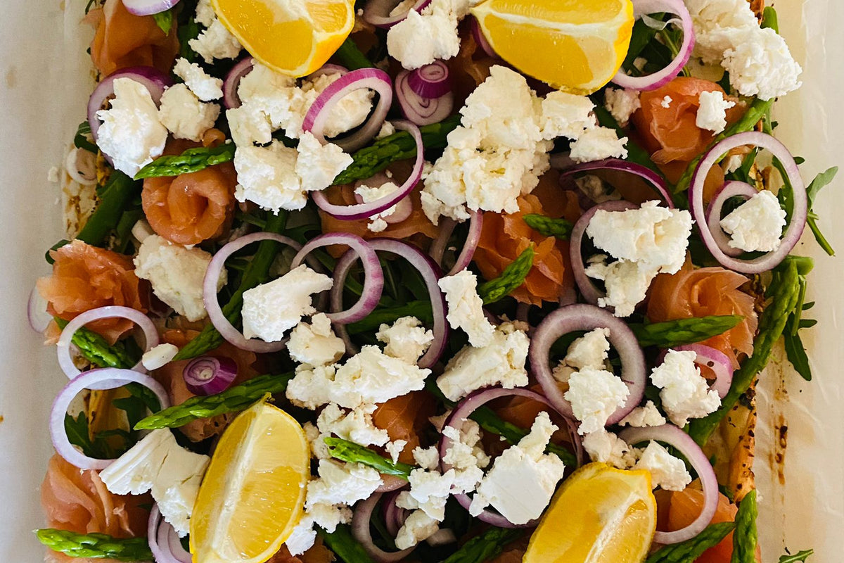 Blechkuchen mit Lachs, Feta und Kräuterfrischkäse, frisch aus dem Ofen