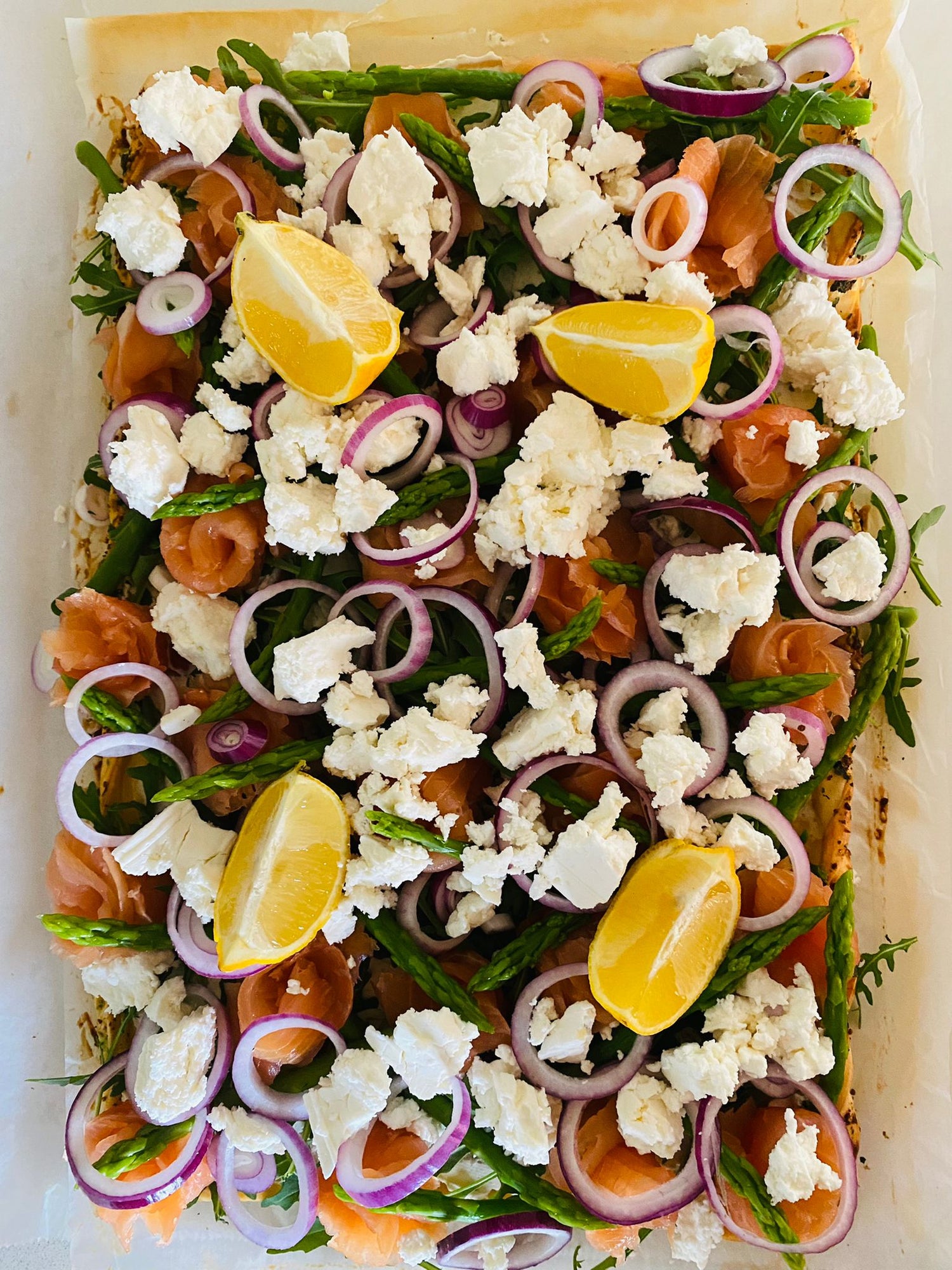 Hoe maak je plaattaart? Gemakkelijk stappenplan om gezond Plaattaart met zalm, feta en kruidenkaas te maken!