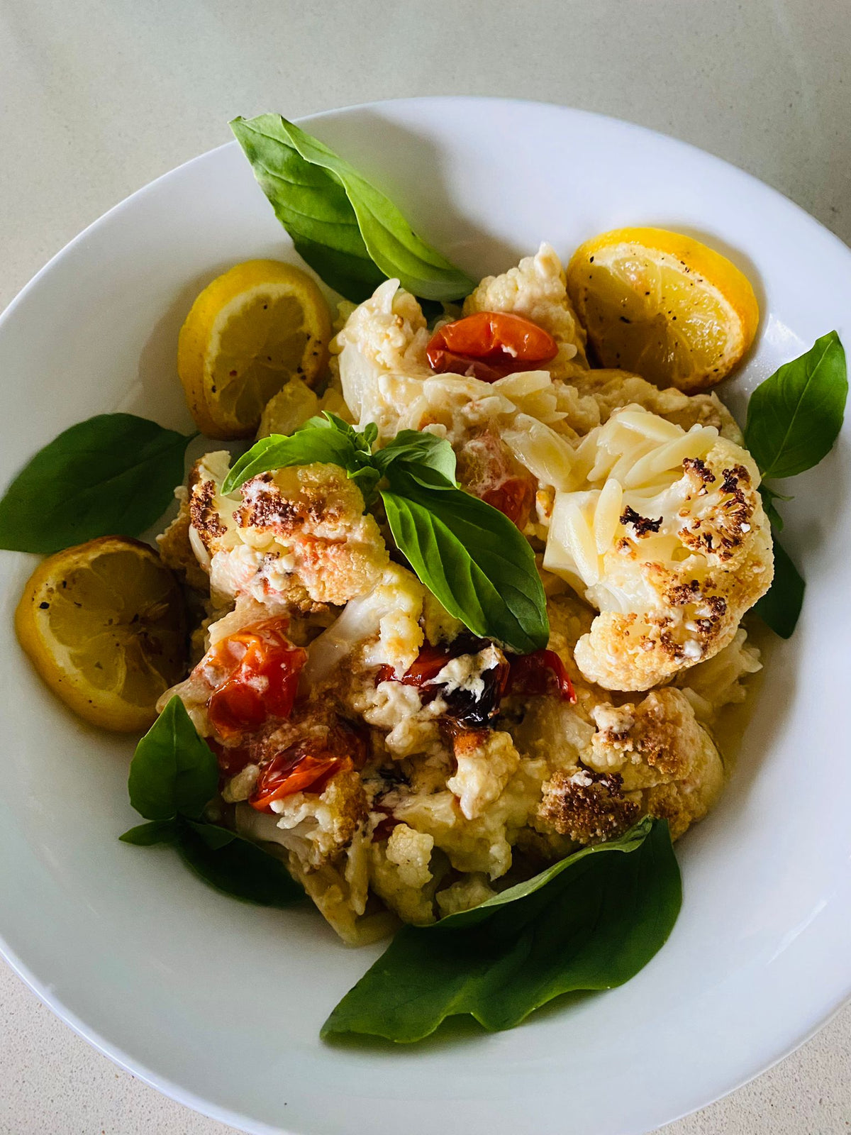 Pasta mit Feta, Blumenkohl und Zitrone aus dem Ofen