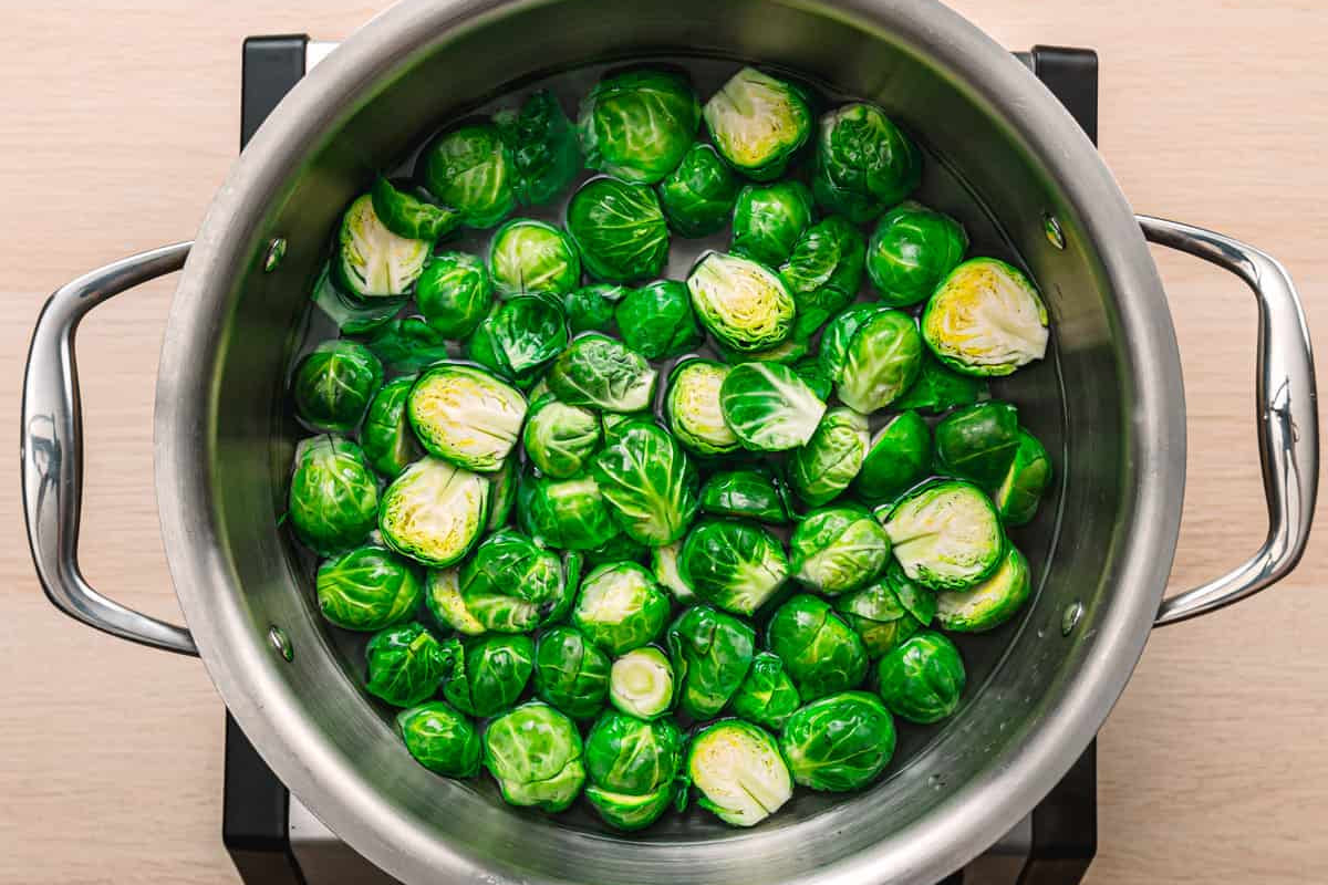 Spruitjes koken in een pan