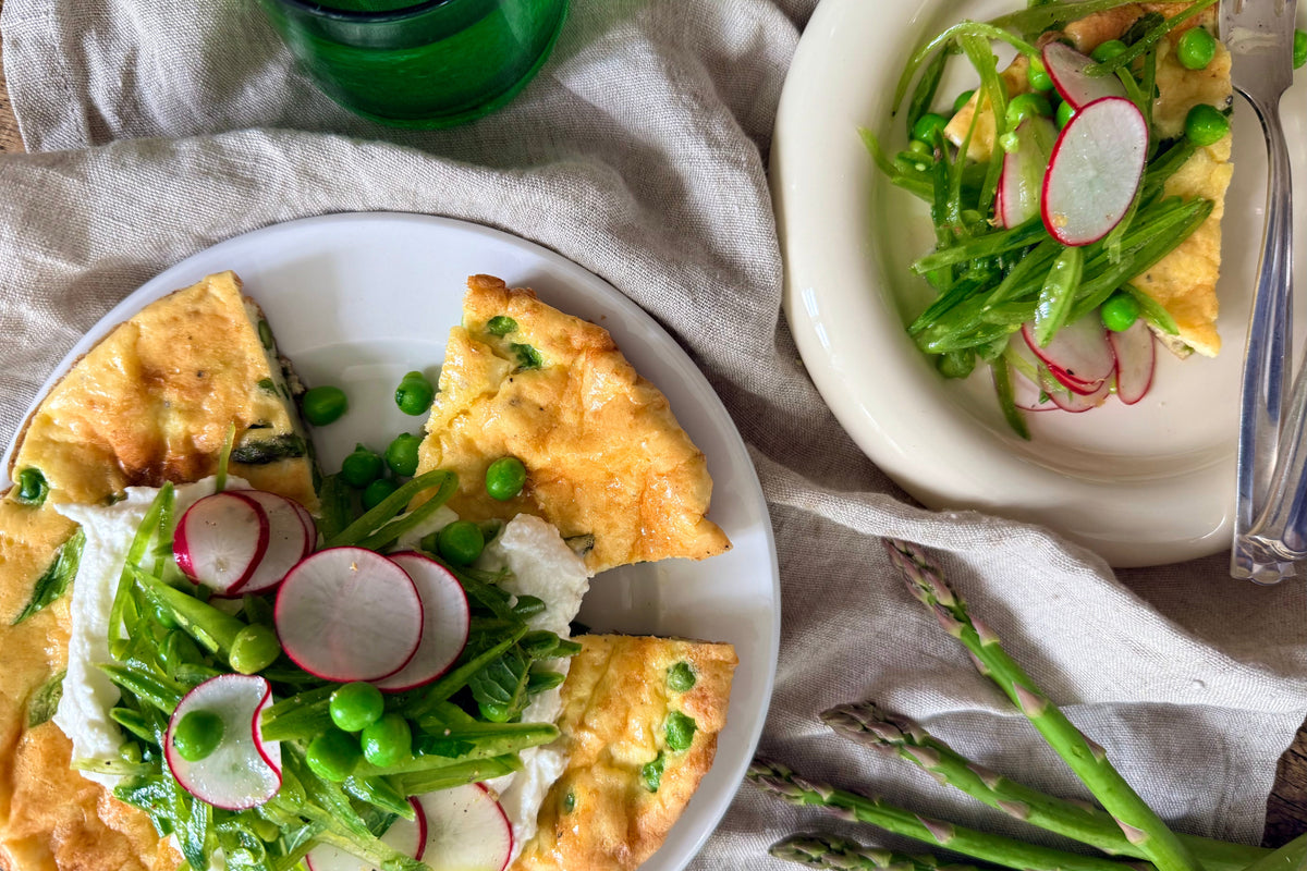 Voorjaarsfrittata met groene asperges en whipped ricotta