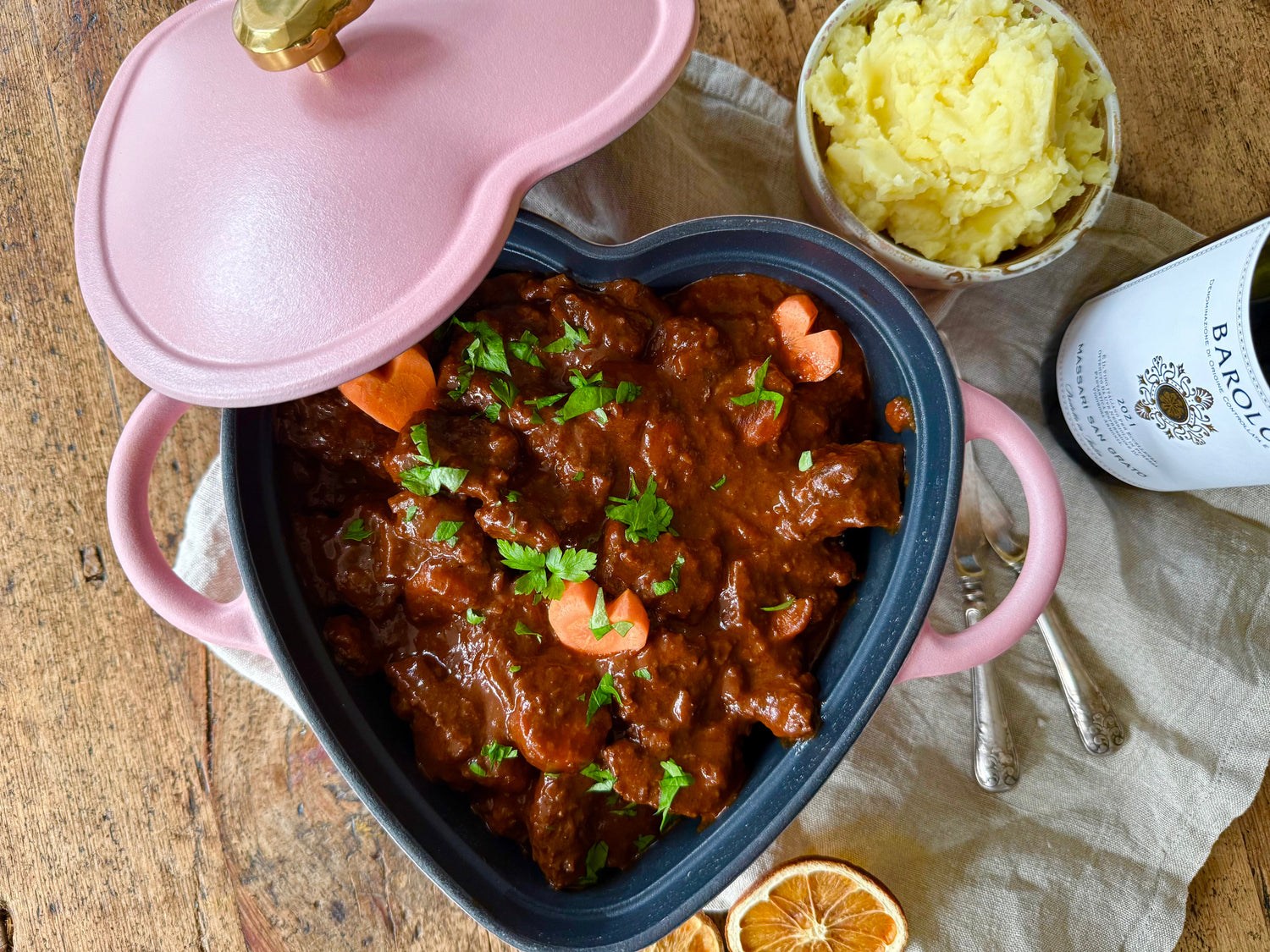 Runderstoof met rode wijn, pure chocolade & sinaasappel