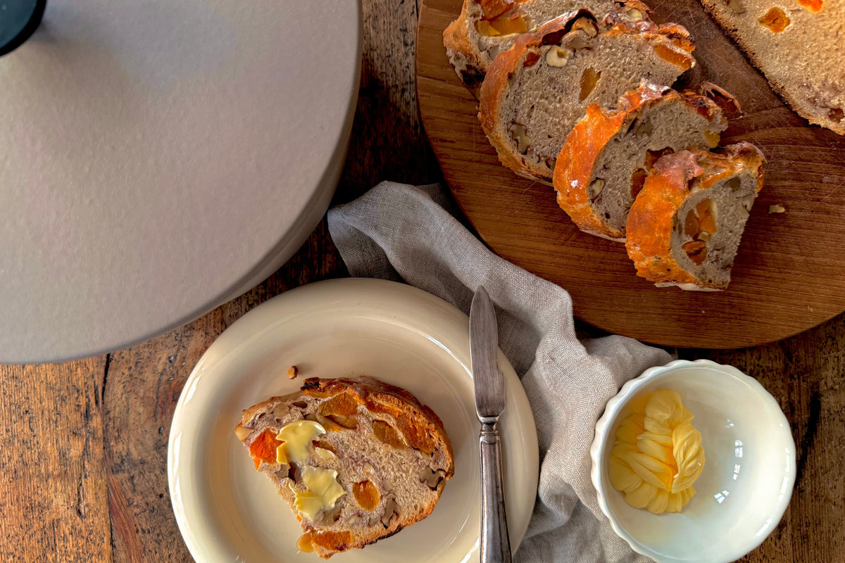 Abrikozen-notenbrood uit de gietijzeren pan