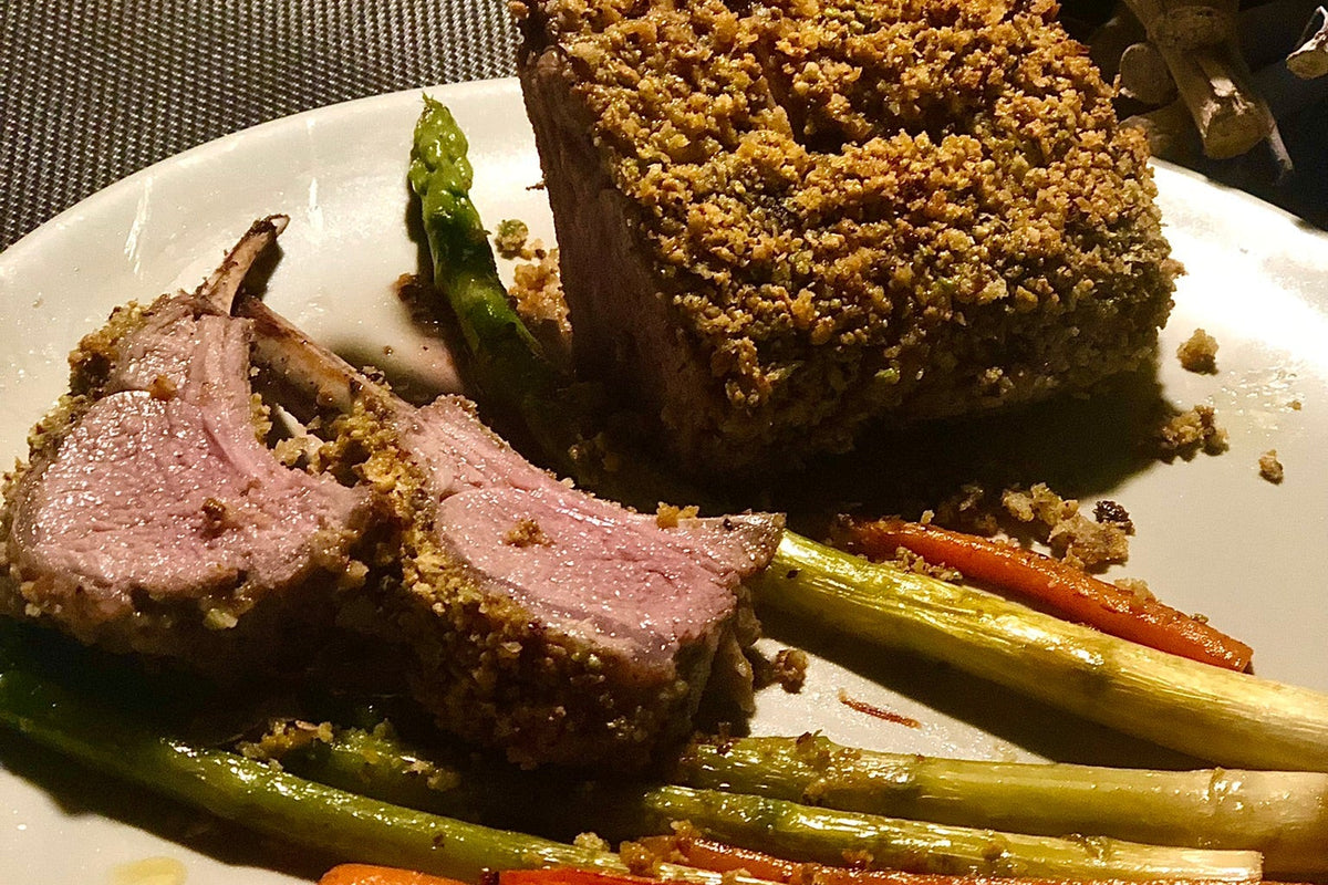Pistache lamsrack uit de oven met geroosterde wortelen en asperges