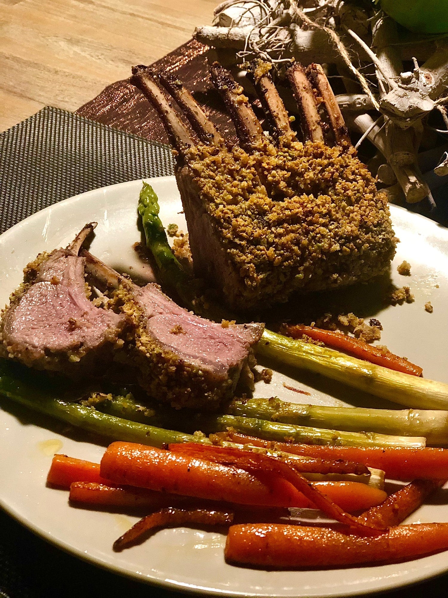 Pistache lamsrack uit de oven met geroosterde wortelen en asperges