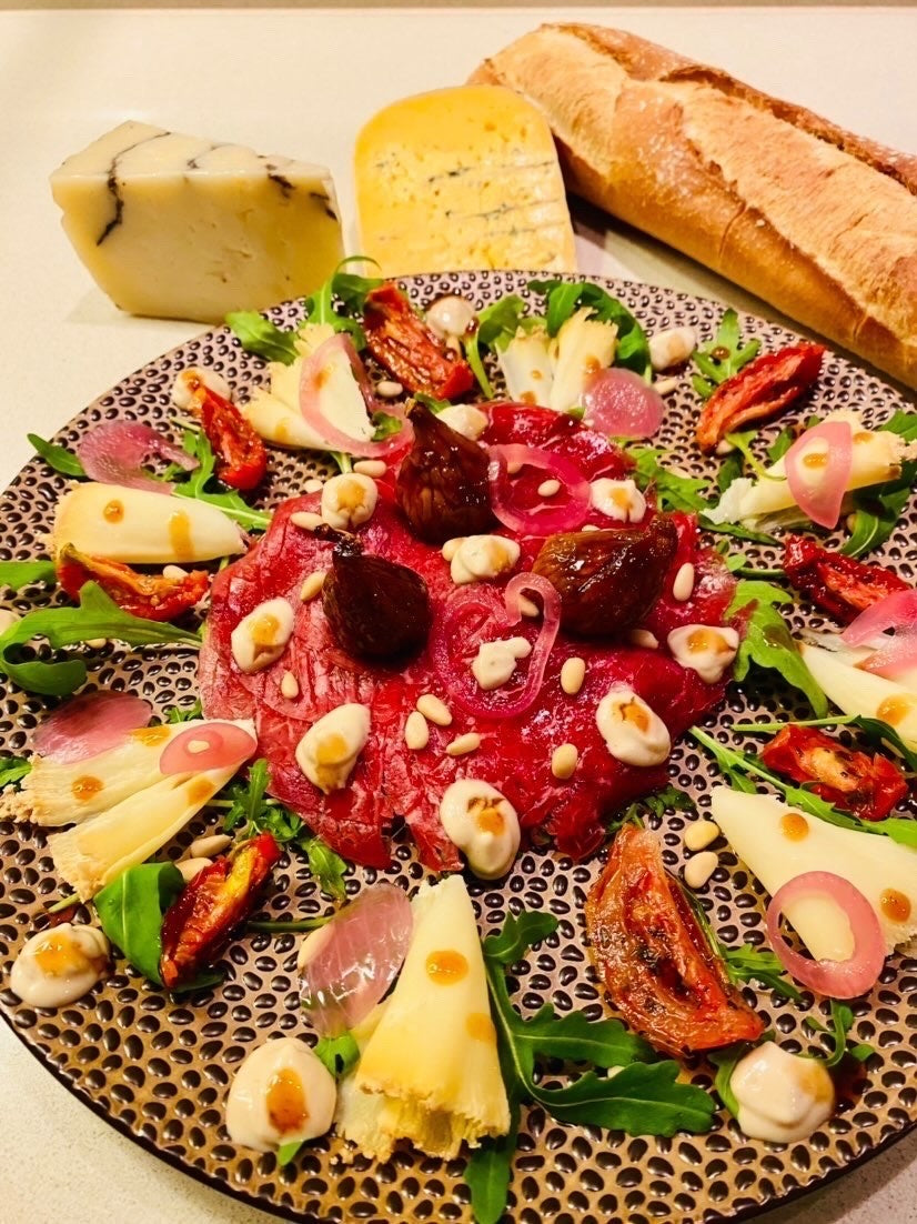 Zelfgemaakte black angus carpaccio op een bord
