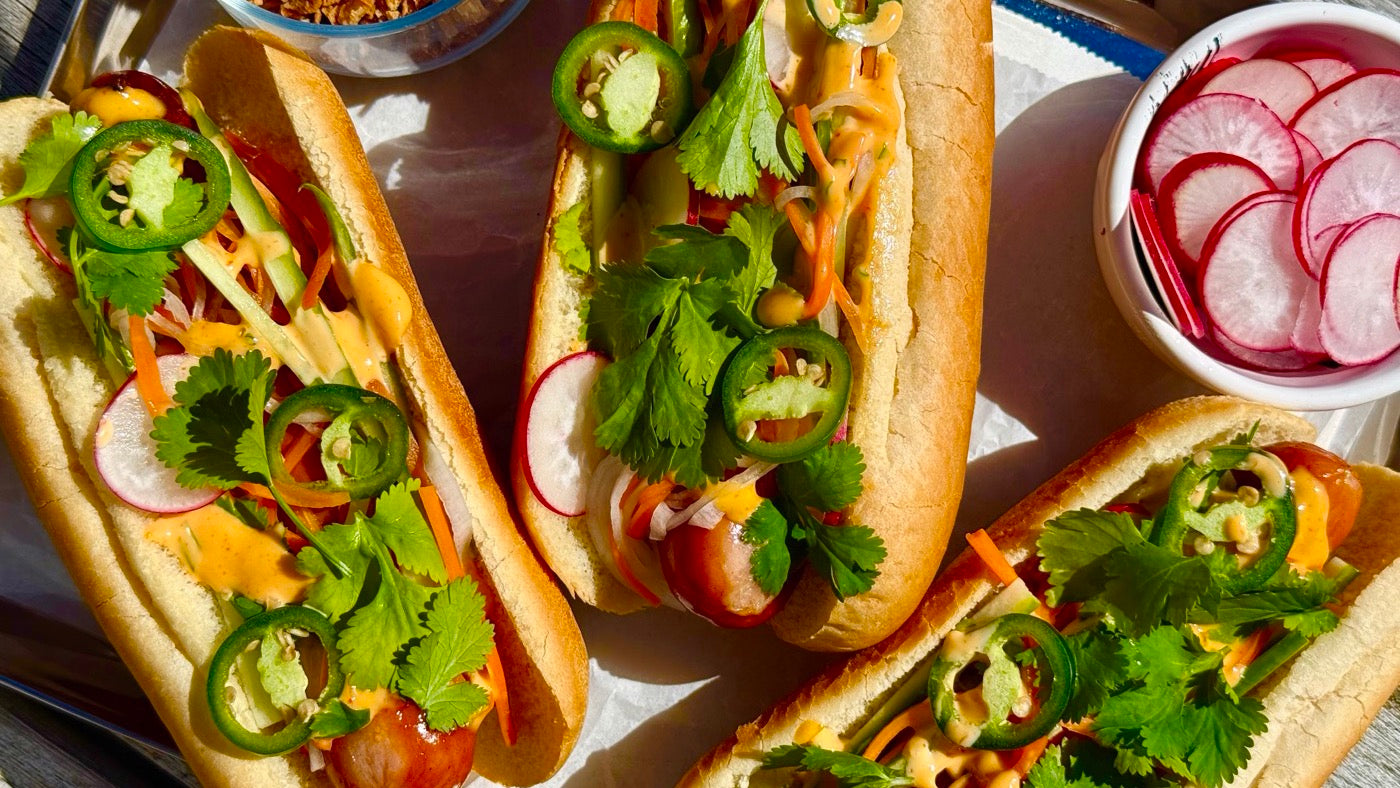 Bánh Mì hotdog met ingelegde groenten en sriracha mayo op een knapperig broodje
