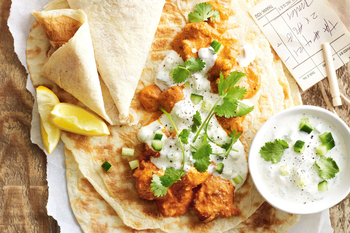 Butter chicken met naanbrood, zelfgemaakt Indiaas gerecht
