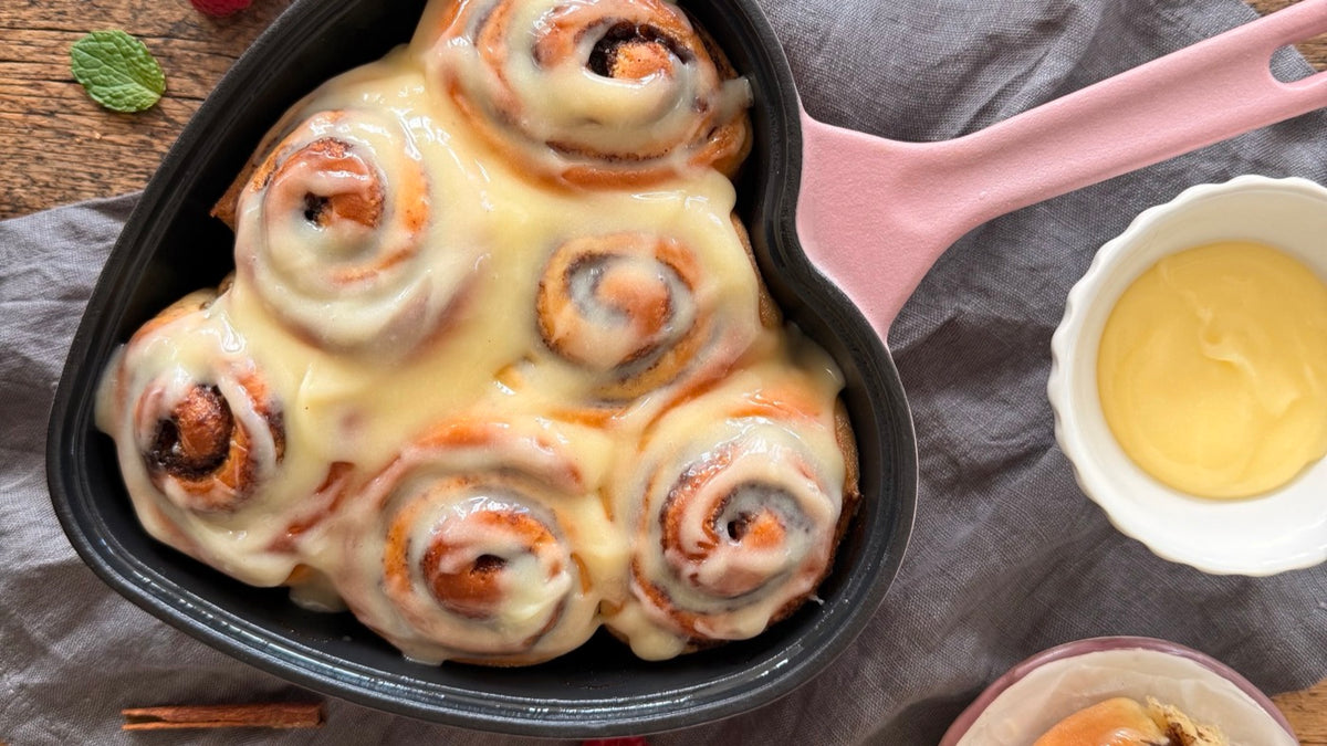 Cinnamon rolls met roomkaas-frosting in een 20 cm gietijzeren hartvorm