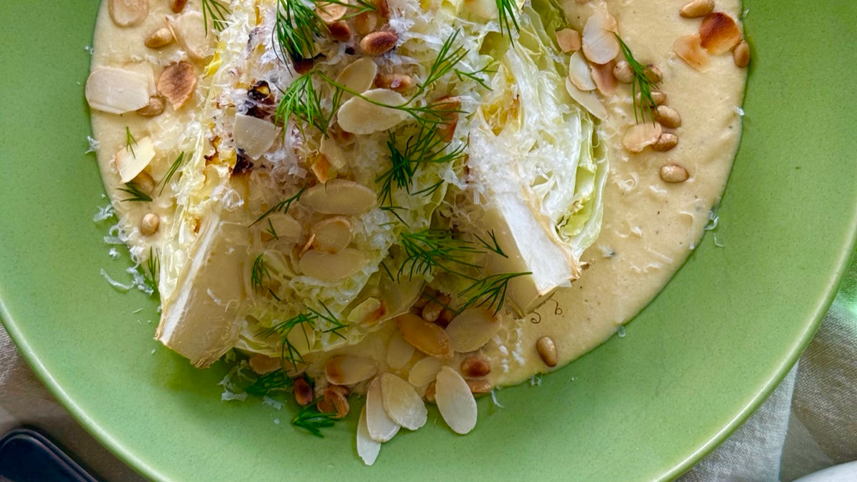 Geroosterde spitskool met citroen-roomsaus, Gruyère, pijnboompitten, amandelschilfers en dille
