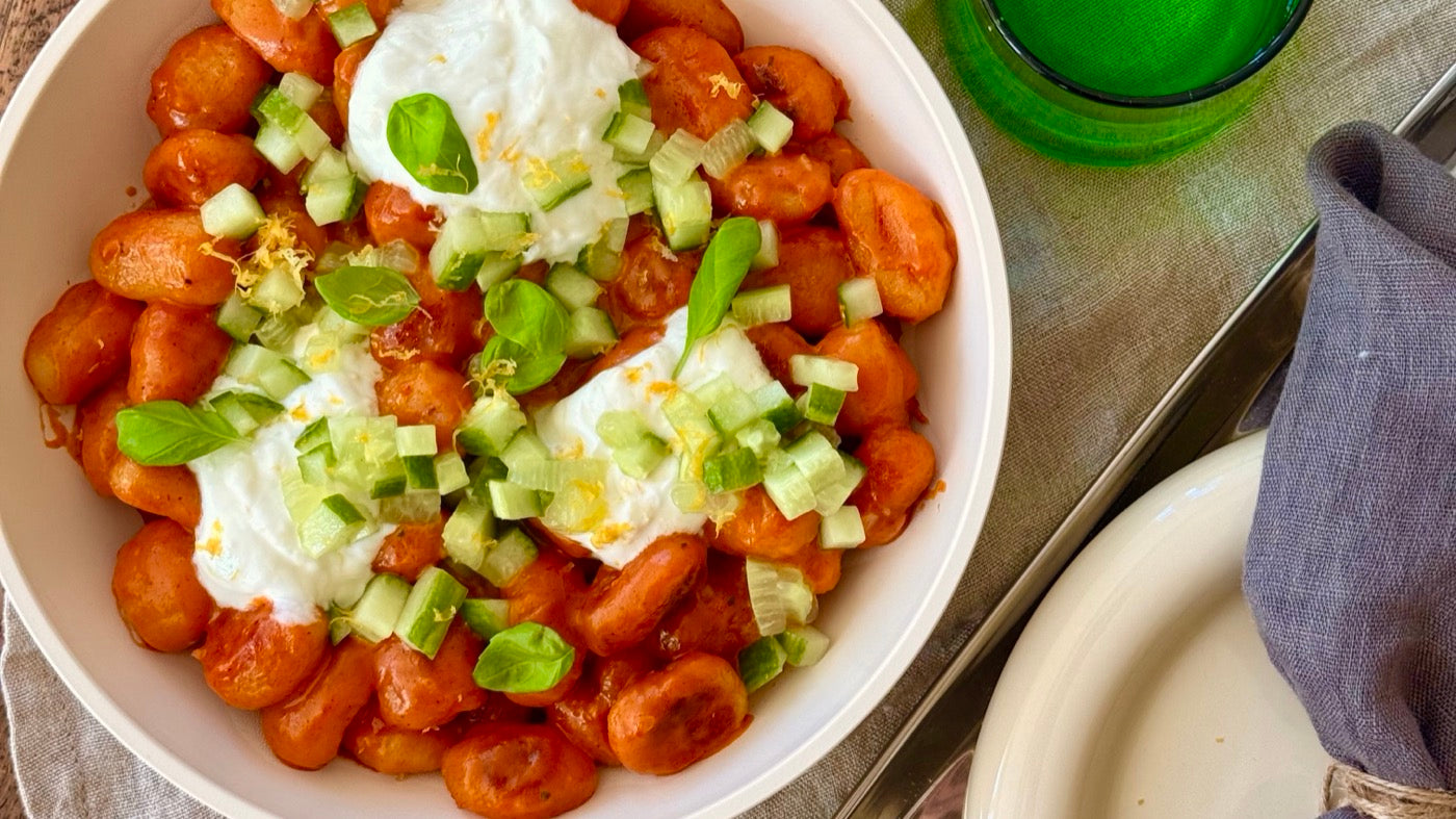Gnocchi met gochujang-saus, citroen-labneh, gemarineerde komkommer en verse basilicum