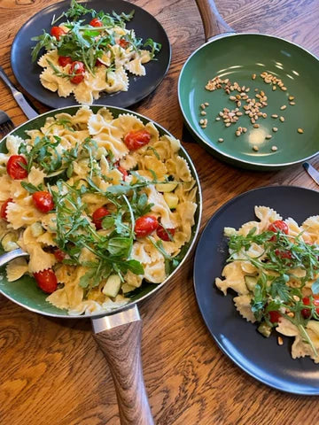Pasta met Alfredosaus, courgette en geroosterde tomaatjes.