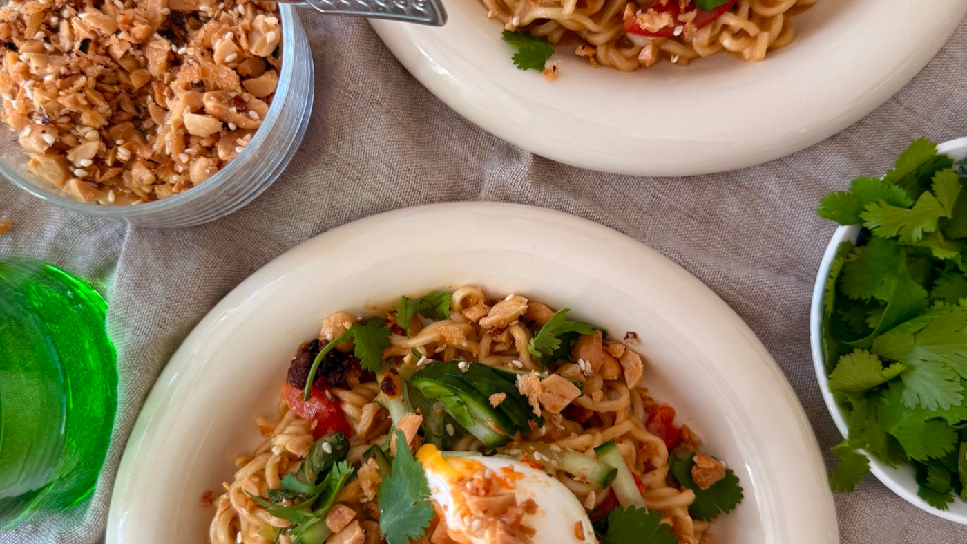 Miso-pindanoedels met zachtgekookt ei, komkommer, koriander en spicy pindakruim