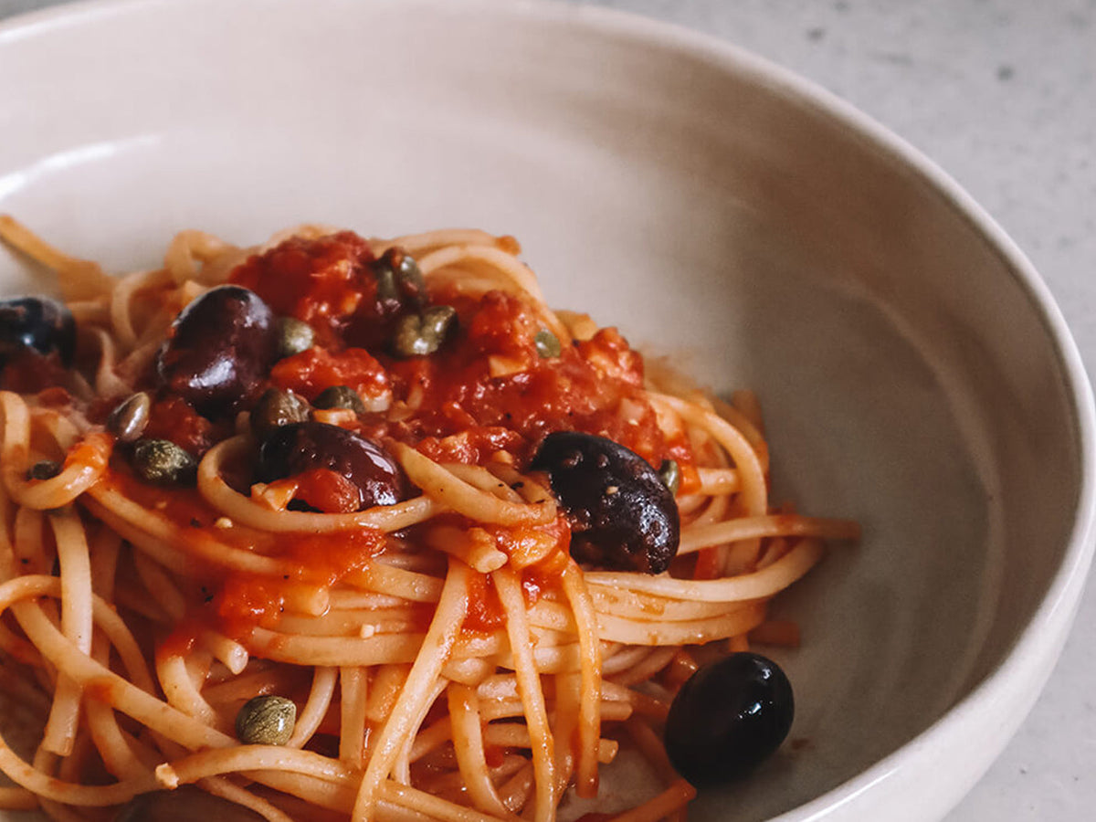 Pasta puttanesca op een bord