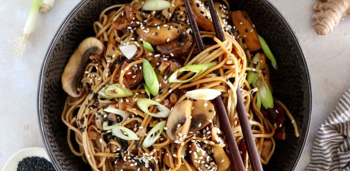 Sobanoedels met runderreepjes en miso japanse keuken