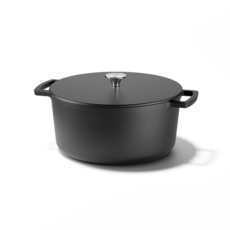 Signature cast iron Dutch oven, 24 cm, in black cast iron with matching lid and knob handle.