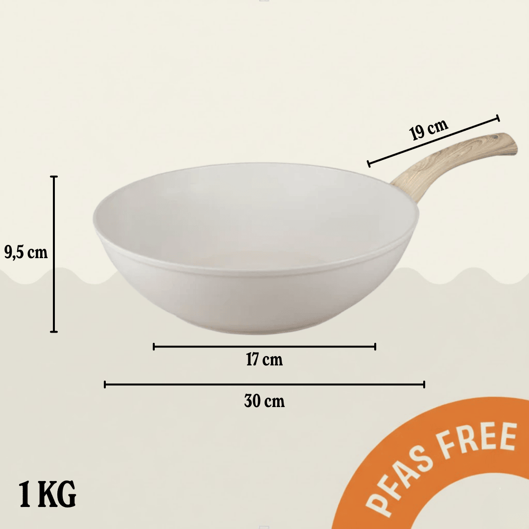 Poêle wok ivoire de 30 cm avec poignée en bois clair et revêtement antiadhésif.