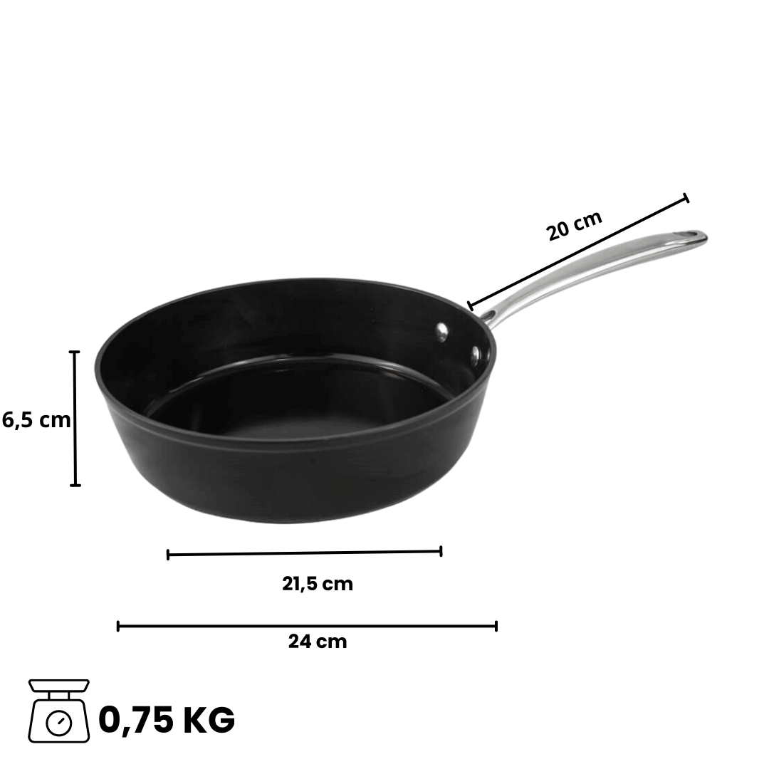 Mål på en sort sautépande med rustfrit stål håndtag | Signature By C&P