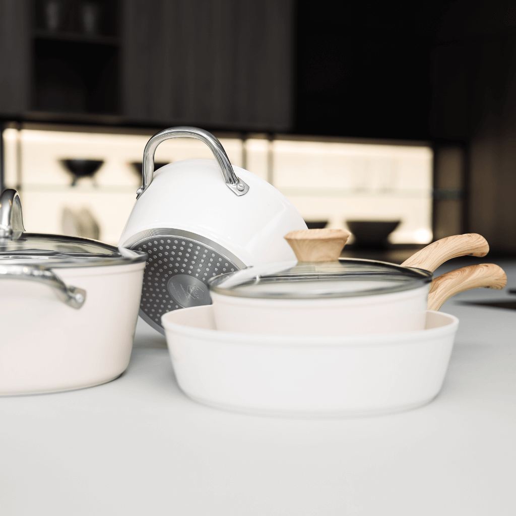 Weißes 12-teiliges topfset und pfannenset mit Holzgriffen und Glasdeckeln, modernes Design.