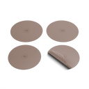 Ensemble de quatre protecteurs d'induction Cook & Pan en Taupe avec un exemplaire affichant son dos protecteur
