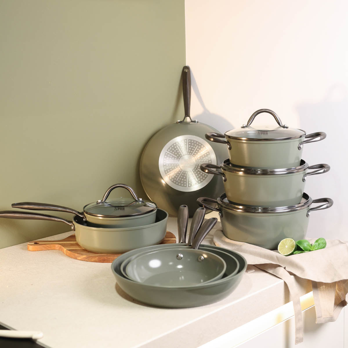 Dunkelgrünes 9-teiliges topfset und pfannenset mit Edelstahlgriffen und Glasdeckeln, inklusive pfannen und kochtöpfen.