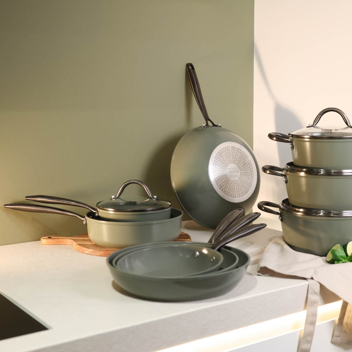 Donkergroene wokpan 30 cm met zwarte handgreep, mat oppervlak en stevige bodem.