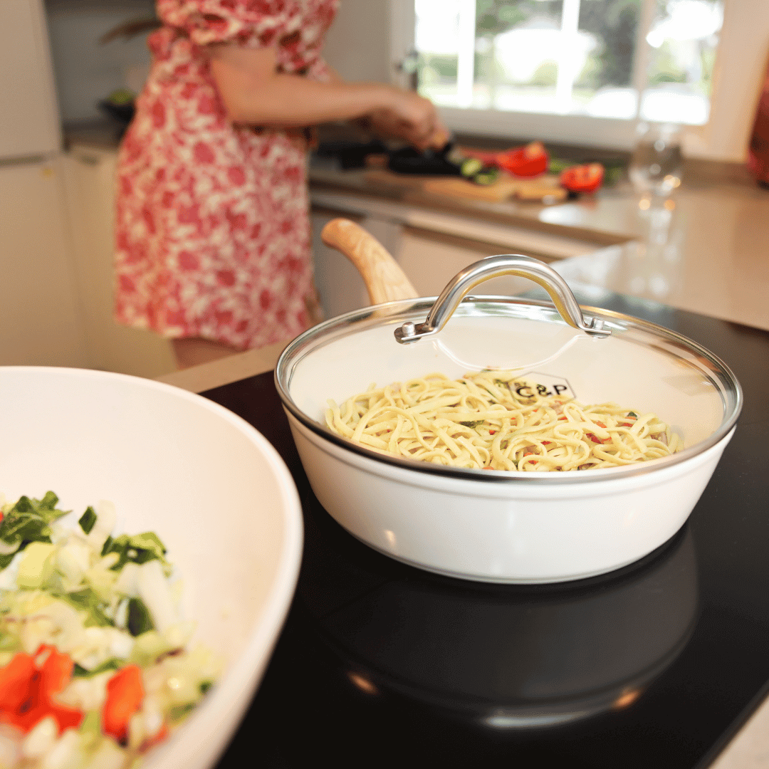 Cuisiner dans une sauteuse crème avec couvercle 24 cm | Go Ivory By C&P