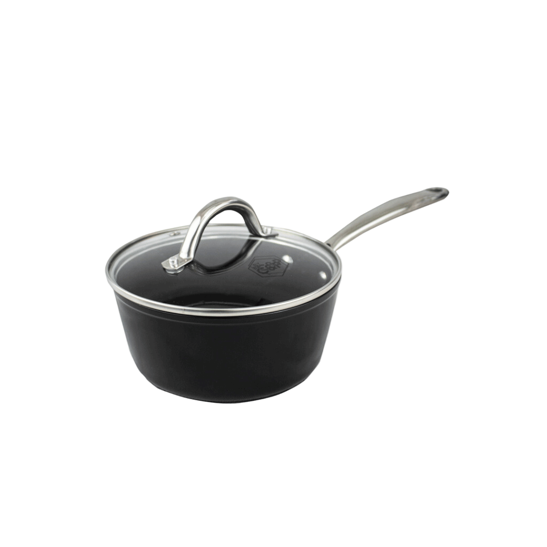 Casserole noire de 18 cm avec couvercle en verre et poignées en acier inoxydable.