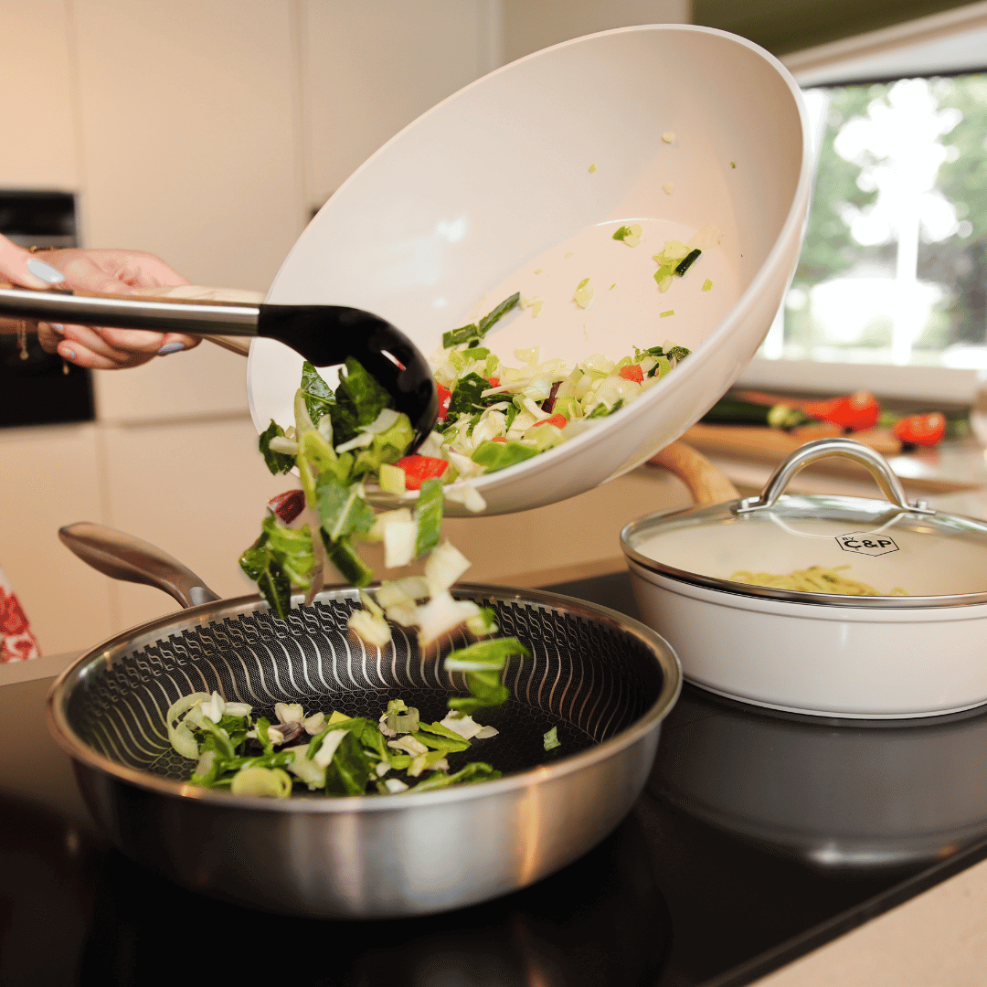 Verser les légumes de la poêle wok dans une poêle en inox | Go Ivory By C&P