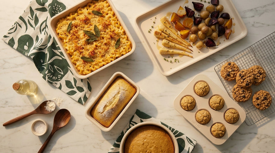 Crèmekleurige Cook & Pan bakset met mac and cheese, geroosterde groenten, muffins en cake