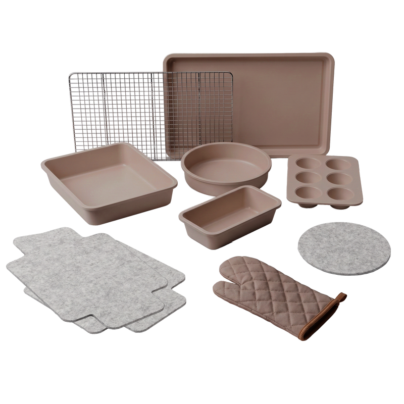 Taupe negen delige bakset met bakvormen, ovenwanten en onderzetters in zachte aardetint.