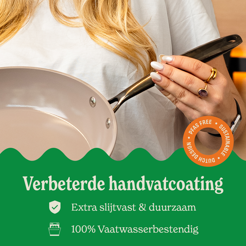 Taupekleurige pan met zwarte handgreep en keramische, slijtvaste binnenlaag.