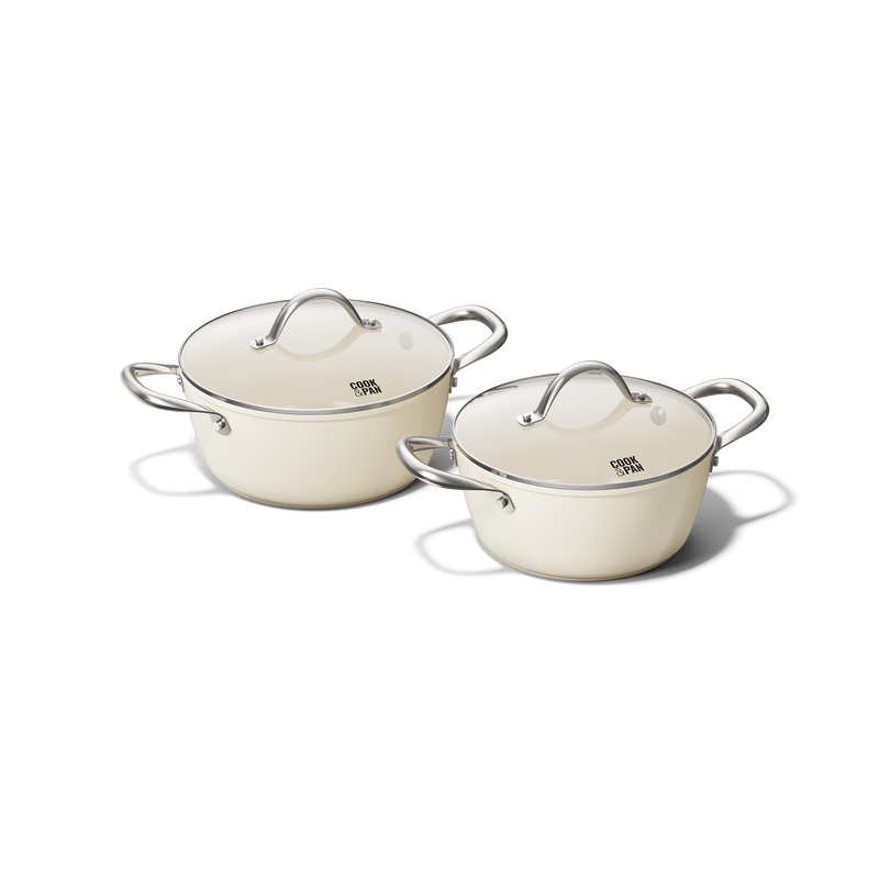 Set van twee ivoorkleurige pannen met rvs handvatten en deksels, modern design.