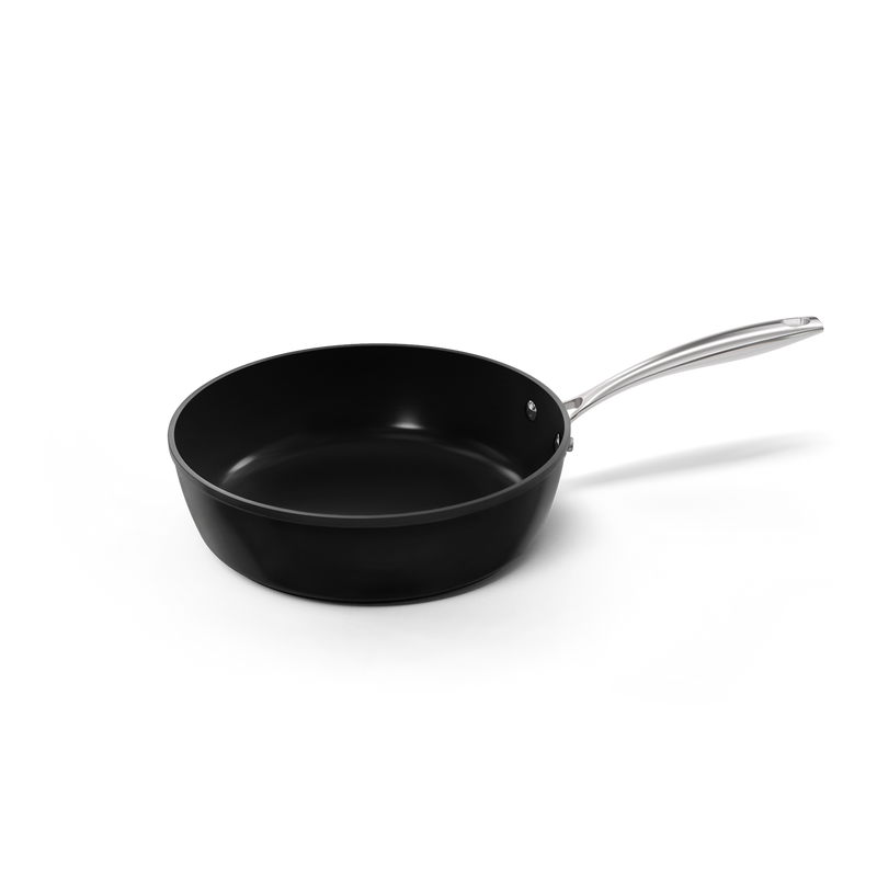 Sauteuse noire de 28 cm avec longue poignée en acier inoxydable et revêtement antiadhésif.