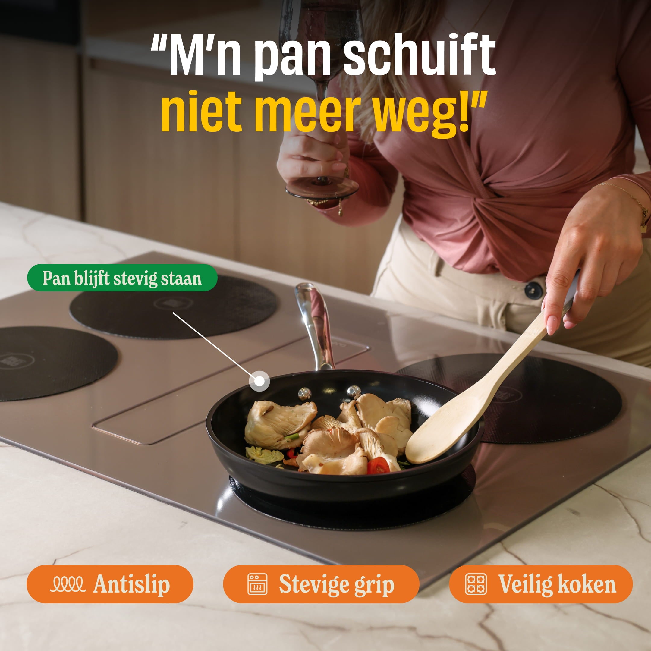 Schwarze Pfanne mit Holzspatel auf Induktionskochfeld mit Antirutsch, sicherer Griff und sicheres Kochen