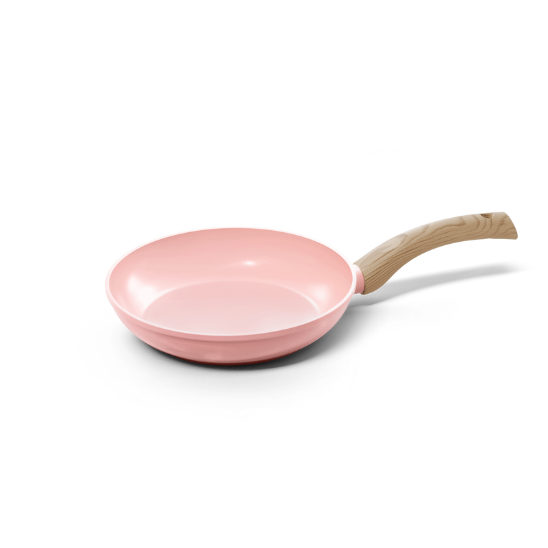 Poêle rose 24 cm avec revêtement antiadhésif et manche en bois clair.