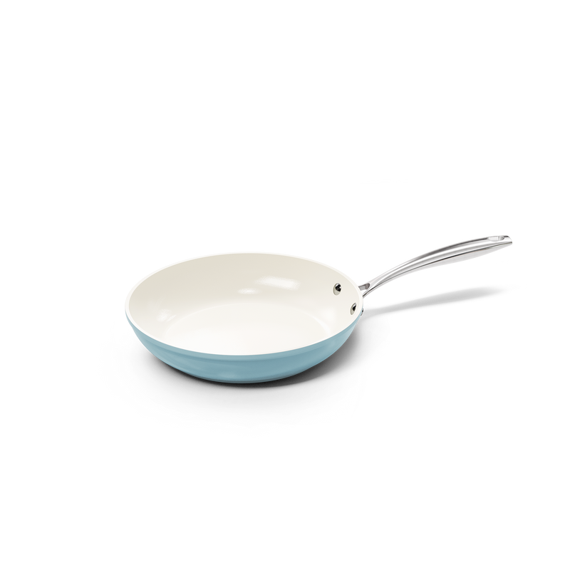 Poêle bleue 20 cm avec intérieur céramique blanc et manche métallique.