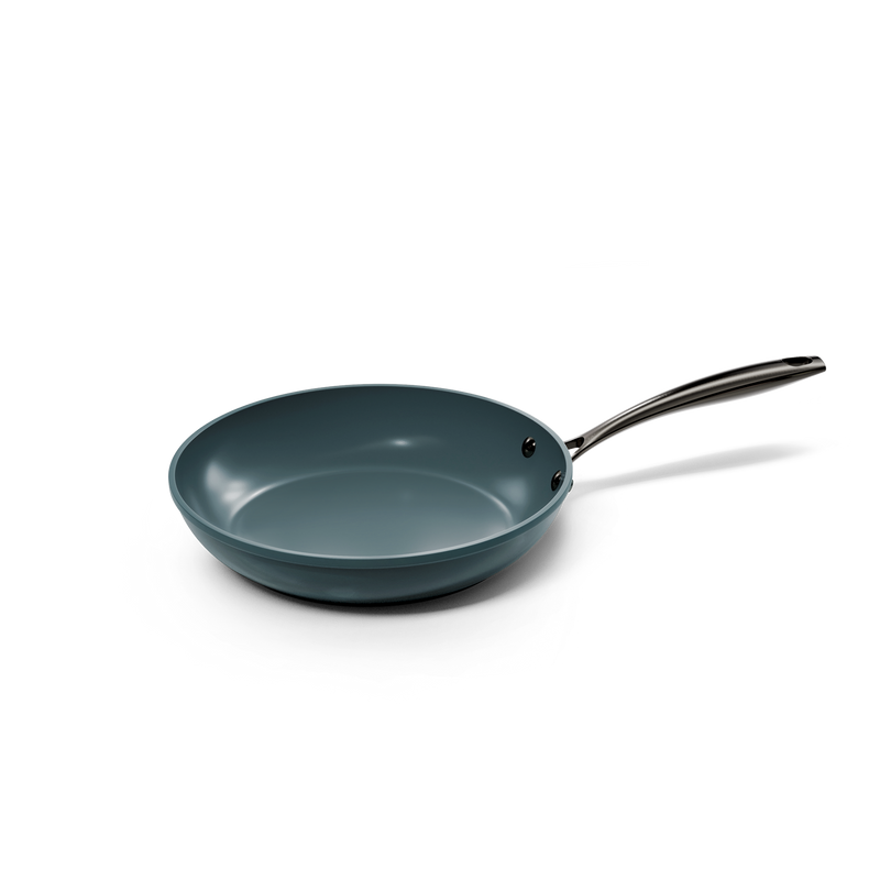 Black frying pan 24 cm with metal handle and smooth interior.