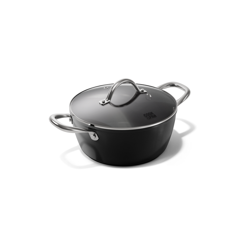 Zwarte braadpan van 24 cm met twee handgrepen en glazen deksel met stoomopening.