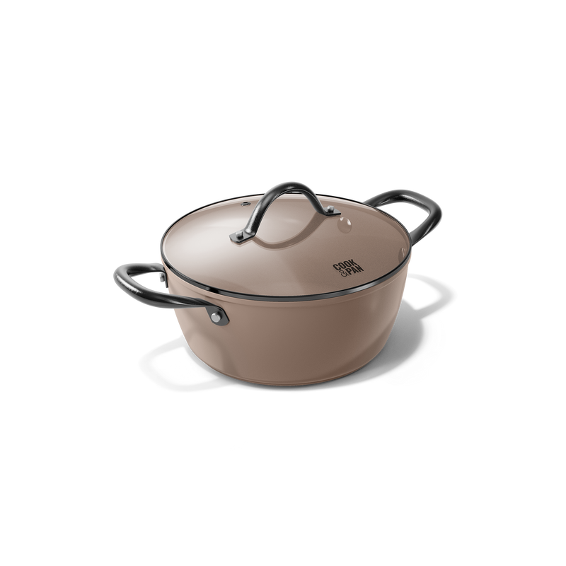 Taupekleurige braadpan van 24 cm met bijpassend deksel en metalen handgrepen.