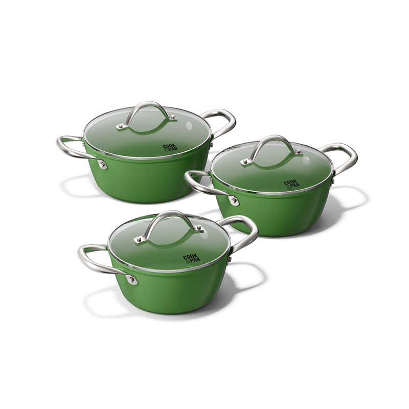 Groene drie-delige pannenset met roestvrijstalen handvatten en glazen deksels.