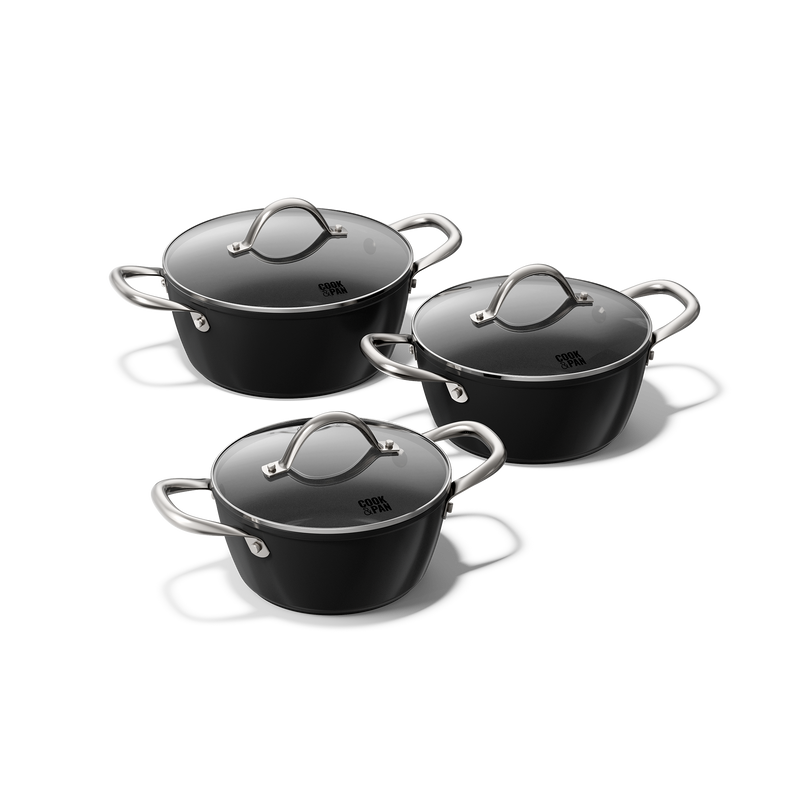Schwarzes 3-teiliges topfset und pfannenset mit Glasdeckeln und Edelstahlgriffen.