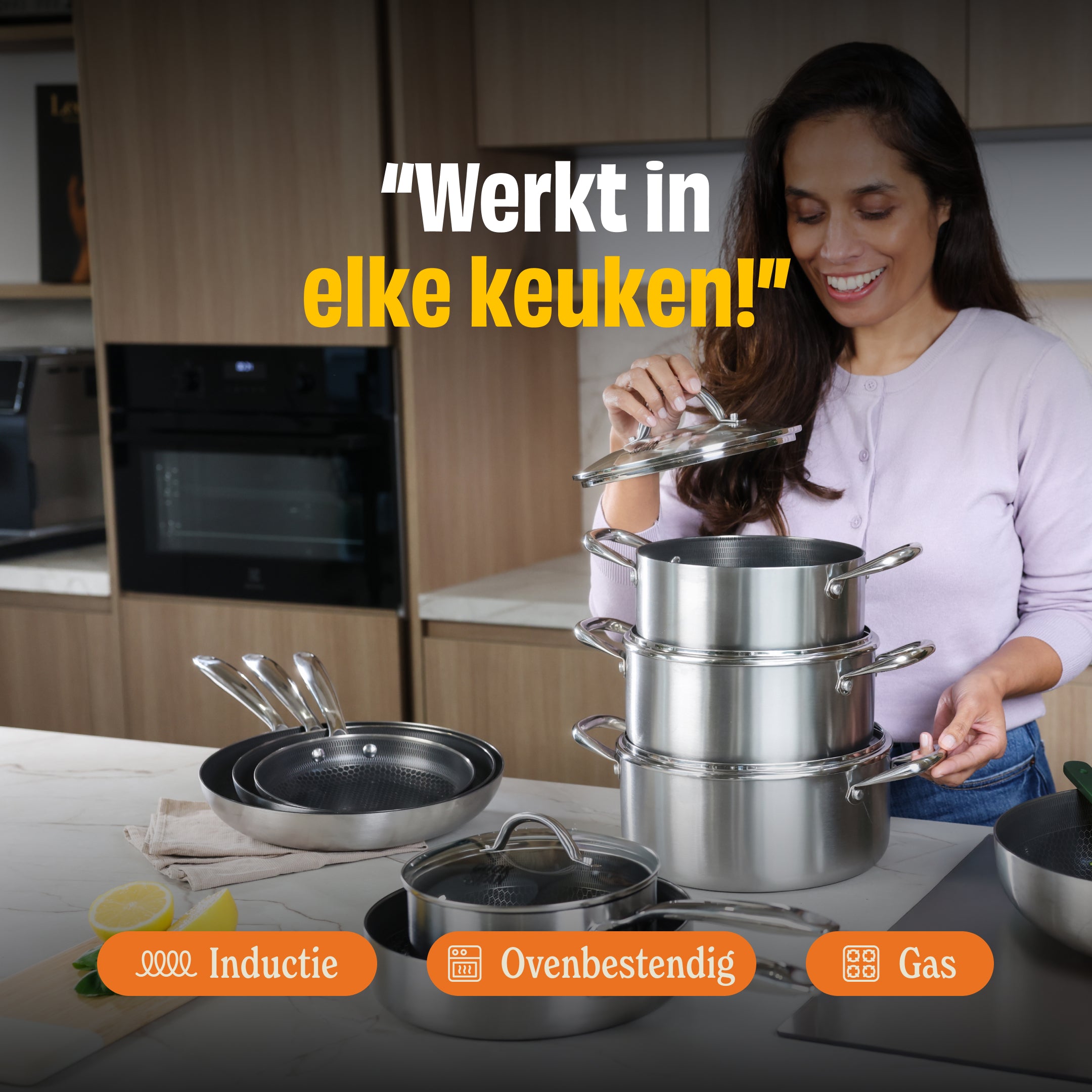 Vrouw stelt Honey keramische pannenset tentoon in moderne keuken, werkt in elke keuken op inductie, oven en gas