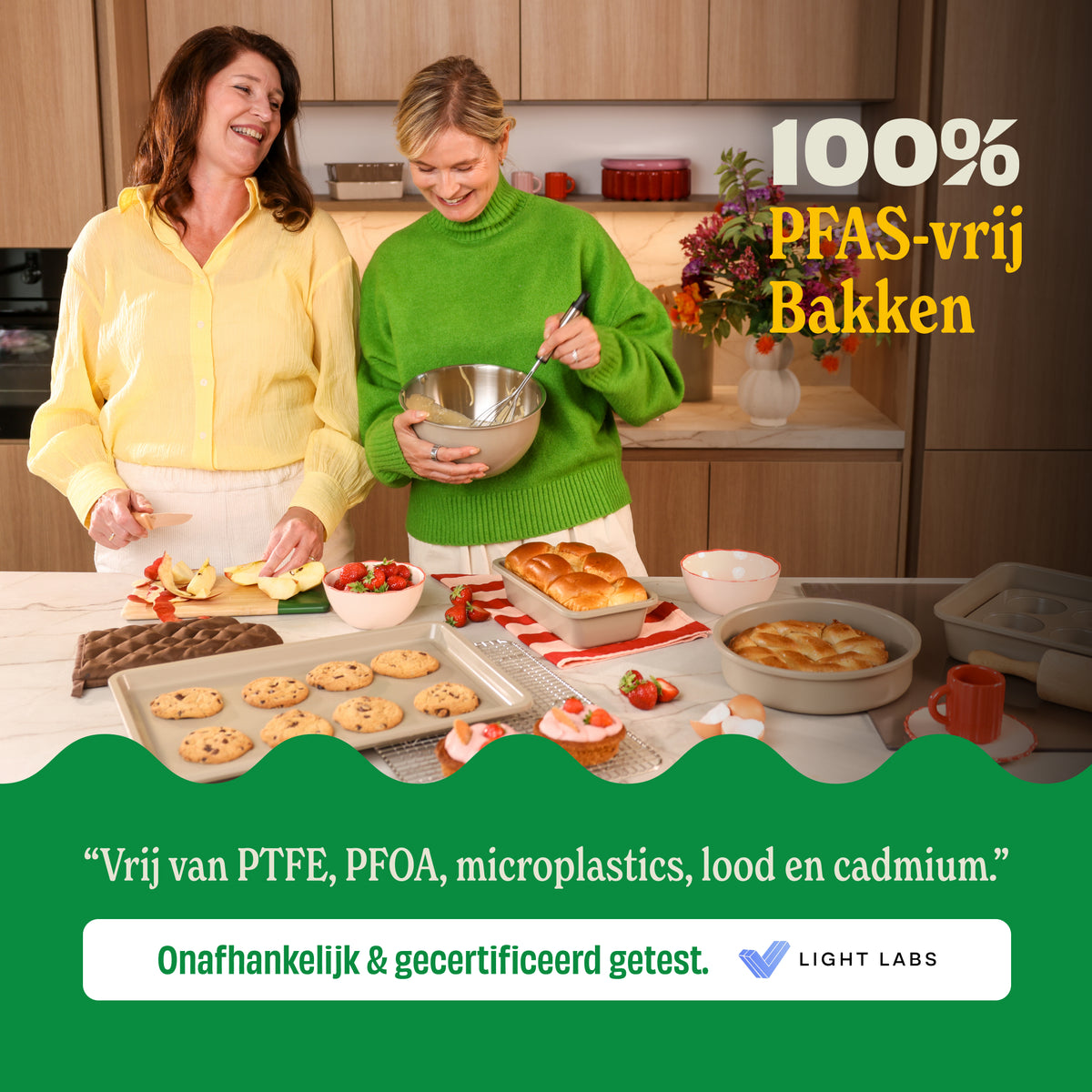 Zwei Frauen backen in PFAS-freien Cook & Pan Backformen und zeigen ihre gebackenen Produkte in einer modernen Küche.