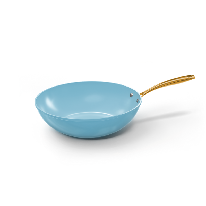 Blauwe Wokpan 30 cm van Cook & Pan met keramische antiaanbaklaag en goudkleurige greep.