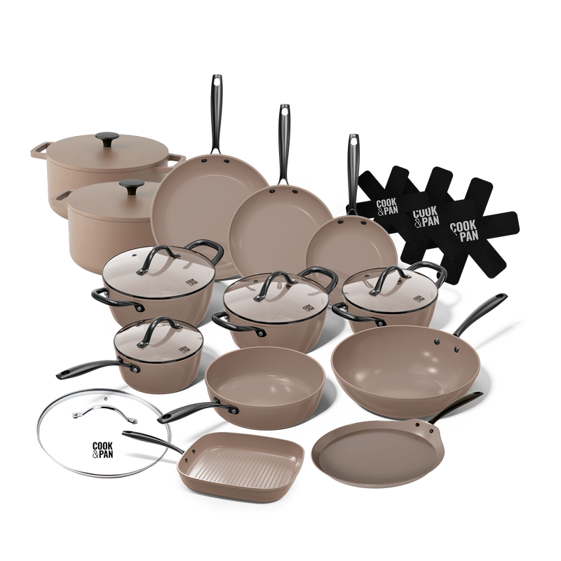 Batterie de cuisine Taupe 15 pièces avec couvercles en verre, poêles, casseroles et supports.