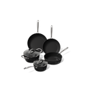 Zwarte 5-delige pannenset met roestvrijstalen handgrepen, inclusief koekenpannen en kookpotten met deksels.