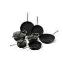 Zwarte 7-delige pannenset met glazen deksels en roestvrijstalen handgrepen.