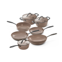 Batterie de cuisine taupe 7 pièces avec couvercles en verre et poignées noires.