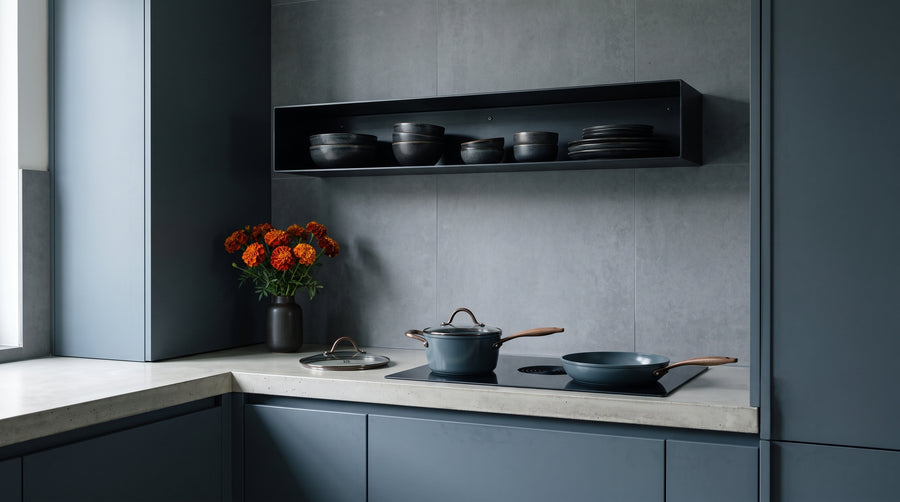 Cuisine moderne en bleu-gris avec des casseroles et poêles Slate sur béton